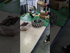 Bantalan roller bola sedang dipasang