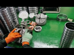 Bantalan rol bola sedang menjalani pengujian presisi