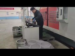 Bantalan rol bola sedang menjalani pengujian presisi